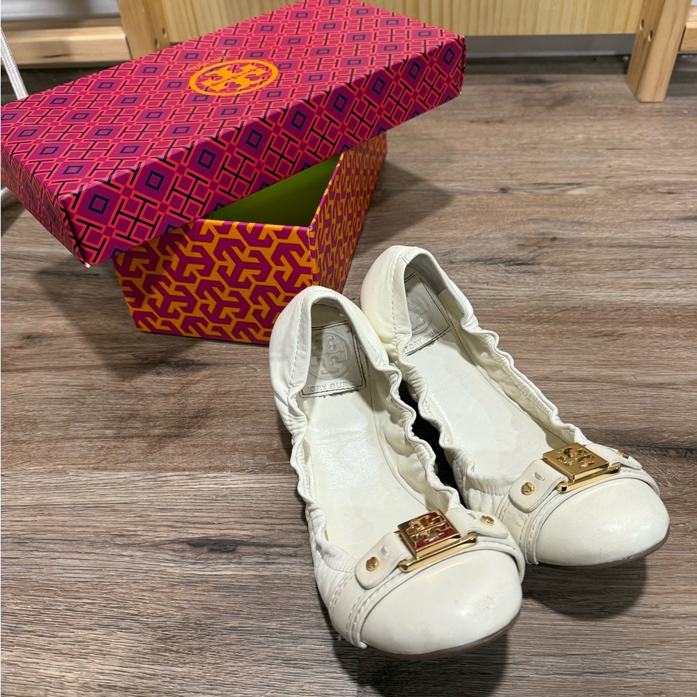 Tory Burch Cream Leather Ballet Flats Size 7.5 Gold Logo Medallion Good Used - Picture 10 of 10